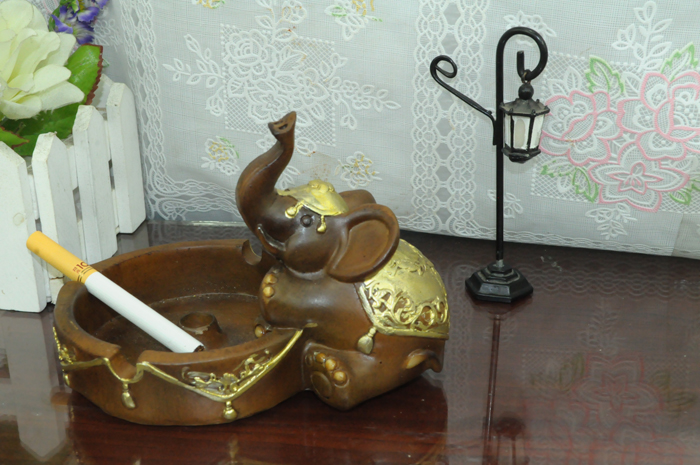 树脂工艺品坐姿大象描金烟灰缸侧面图