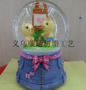 树脂工艺品水球小黄鸭情侣卡通工艺品