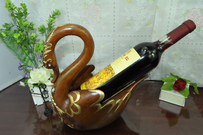 红酒架工艺品侧面照片