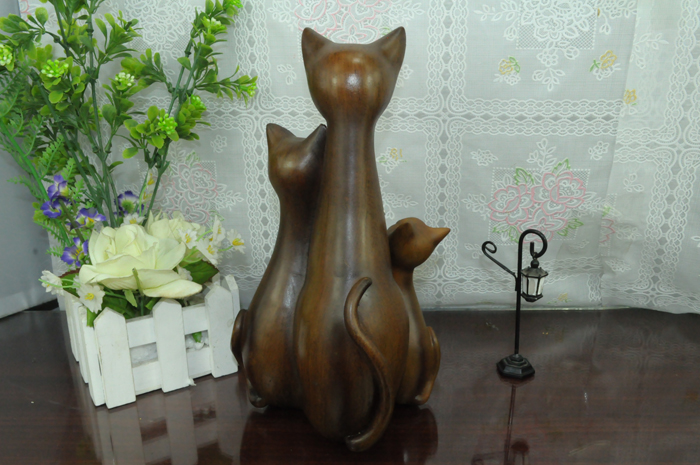树脂工艺品三口之家猫侧面整体照片