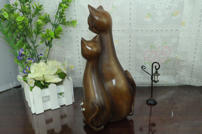 树脂工艺品三口之家猫斜侧面整体图