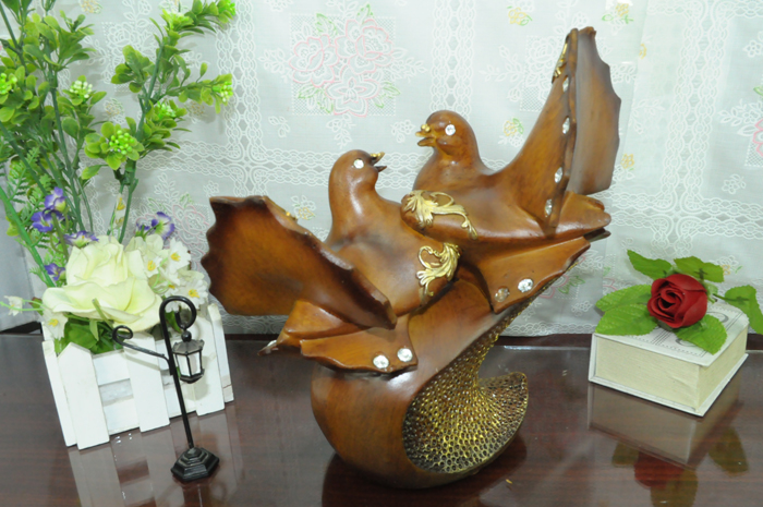 树脂工艺品仿胡桃木情侣鸽子背面镶钻图